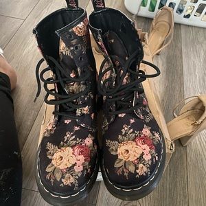 Flower Dr.Martens combat boots